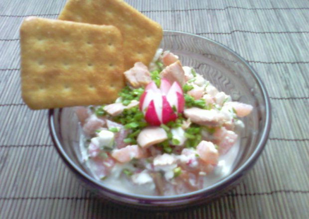 Fotografia przedstawiająca Serek wiejski z tuńczykiem i krakersami
