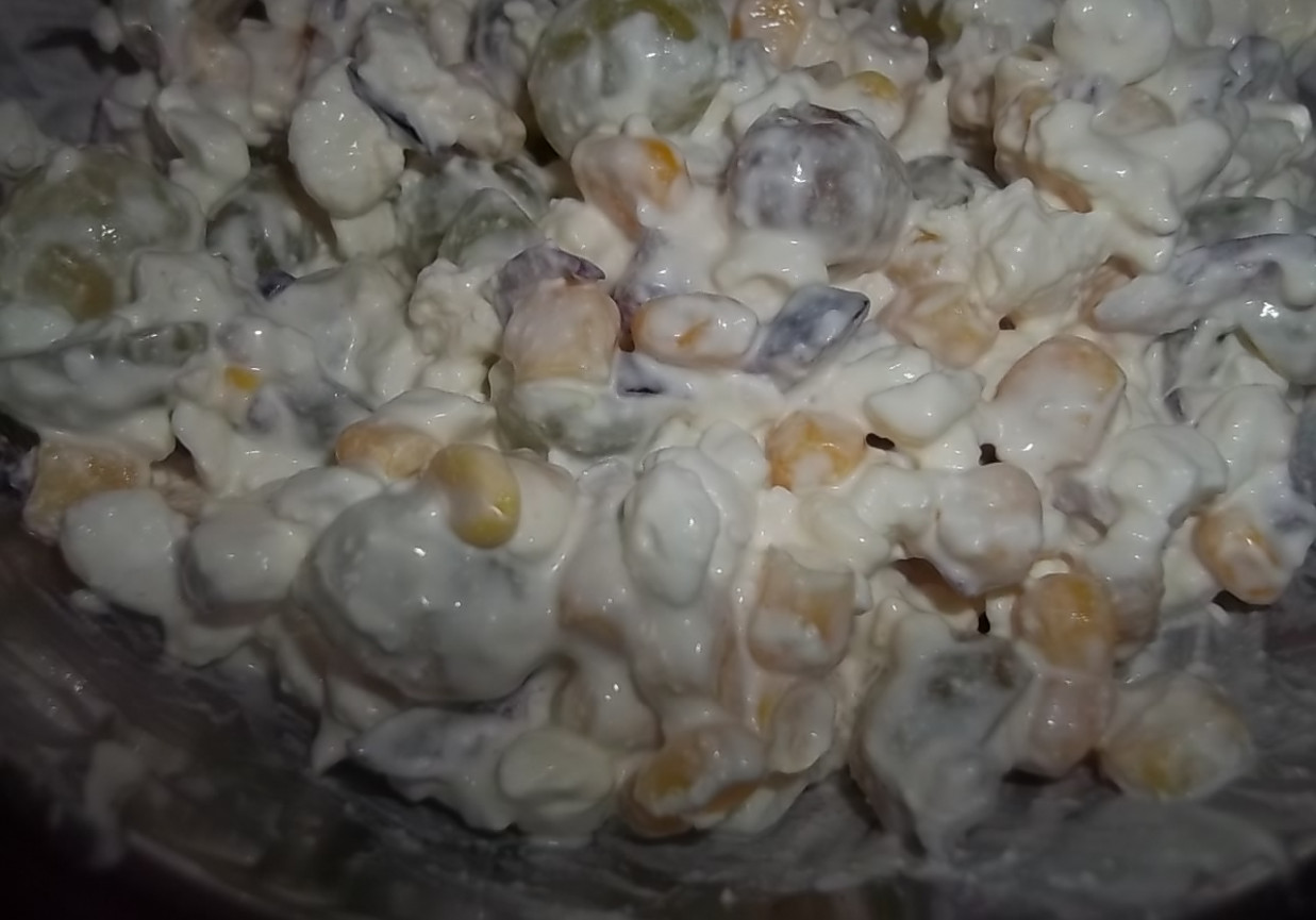 Serek wiejski z winogronami foto