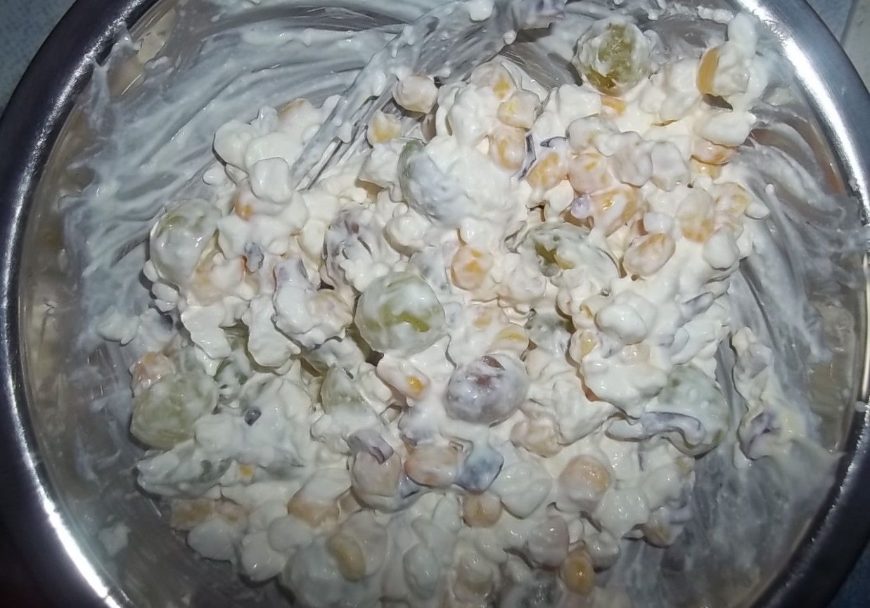 Serek wiejski z winogronami foto