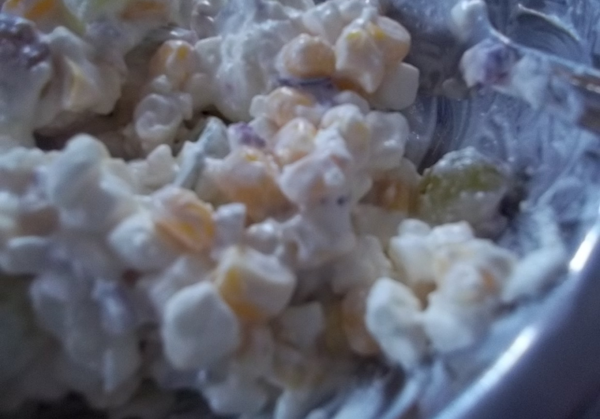 Serek wiejski z winogronami foto