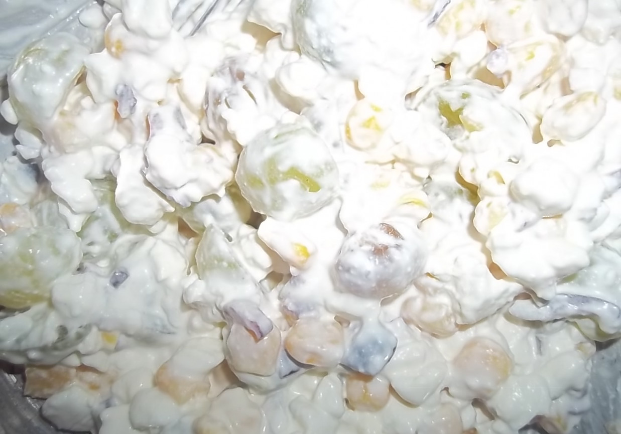 Serek wiejski z winogronami foto