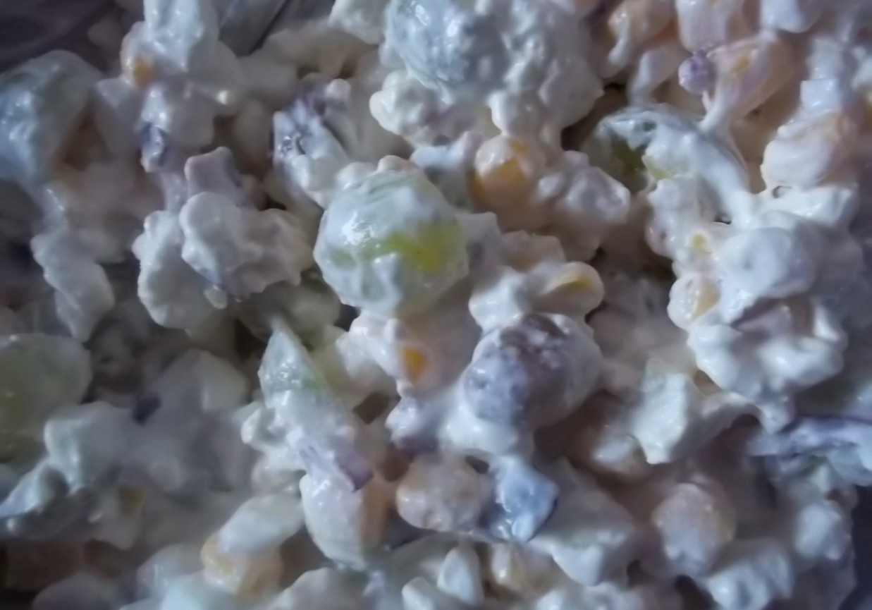 Serek wiejski z winogronami foto