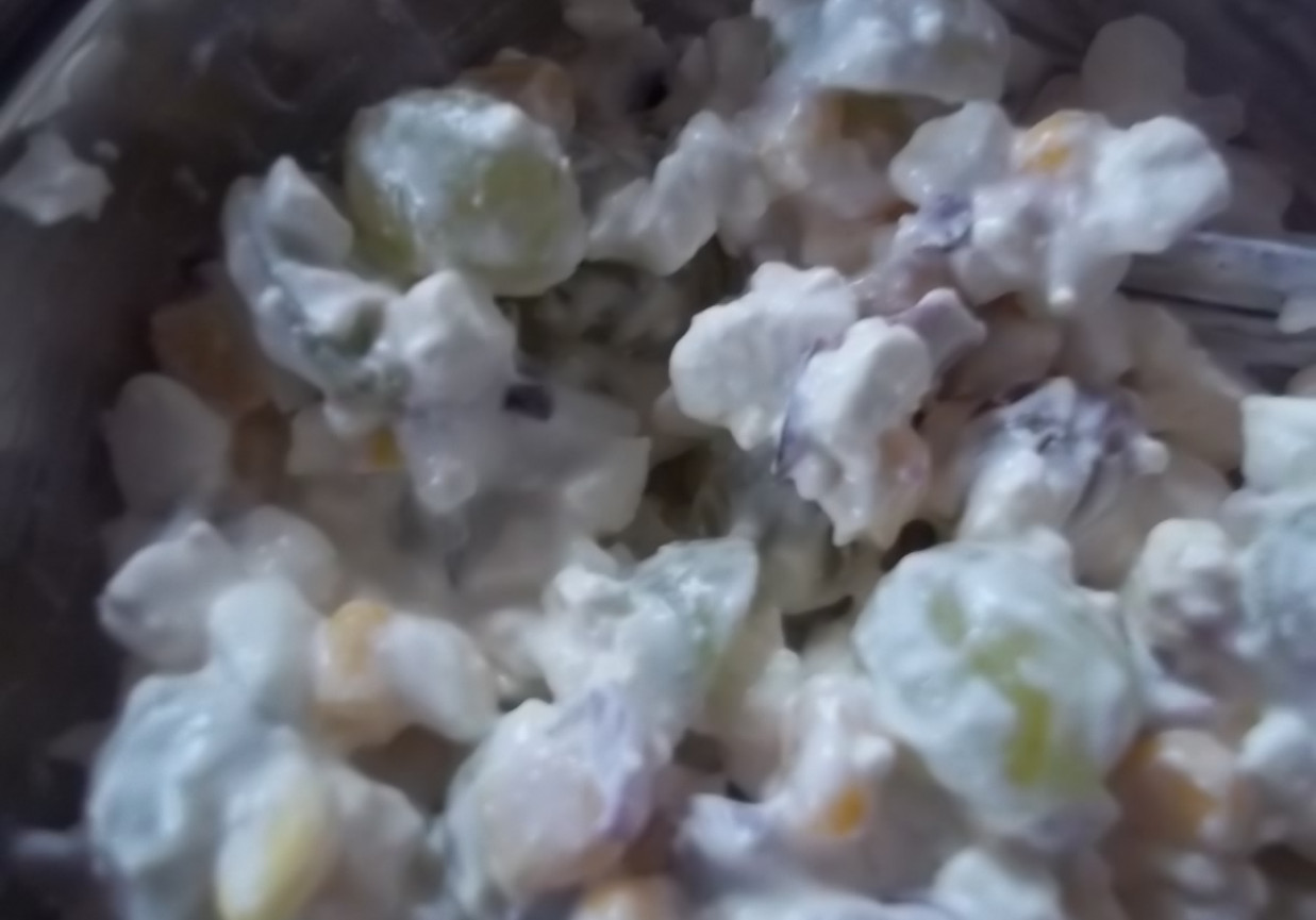 Serek wiejski z winogronami foto