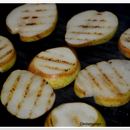 Krok 2 - Serek z grillowanymi gruszkami, prażonymi ziarnami i sosem miodowo-cytrynowym foto