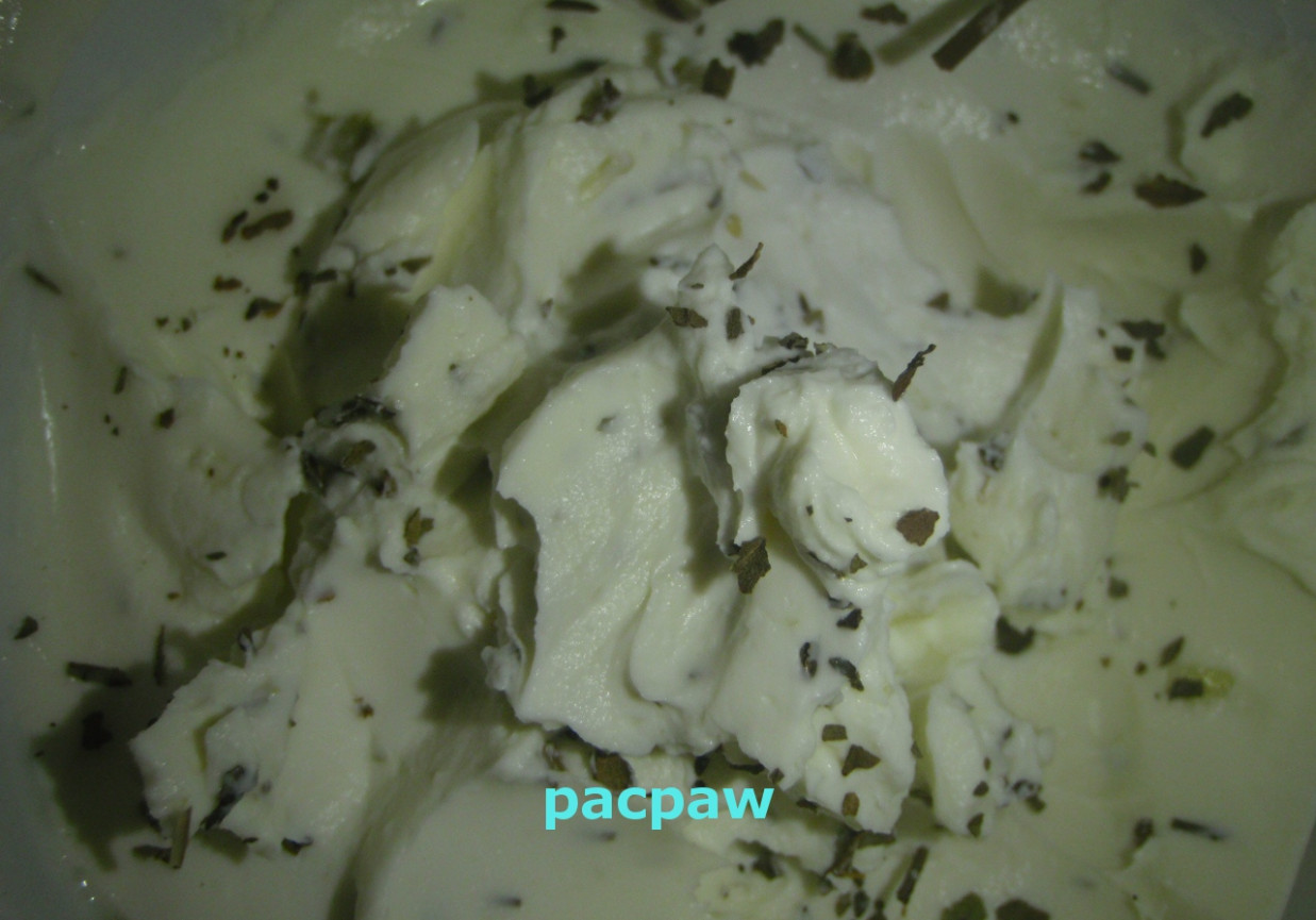 Serek z ogórkiem kiszonym i bazylią foto