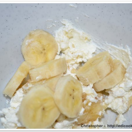 Krok 1 - Serniczek bananowo marcepanowy. foto