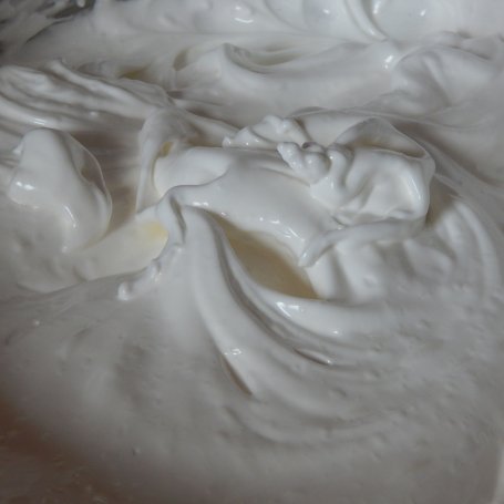 Krok 3 - Serniczek jogurtowo-kokosowy z bezą i kruszonką foto