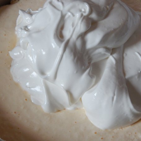 Krok 6 - Serniczek jogurtowo-kokosowy z bezą i kruszonką foto