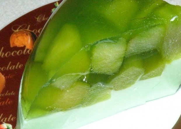 Fotografia przedstawiająca Serniczek na zimno - miętowy z jabłkami