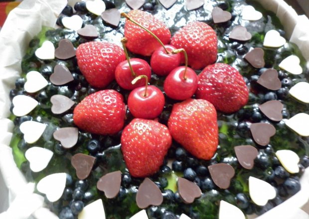 Fotografia przedstawiająca Serniczek na zimno z czereśniami i jagodami ozdobiony czekoladowymi serduszkami :-)