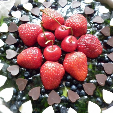 Krok 10 - Serniczek na zimno z czereśniami i jagodami ozdobiony czekoladowymi serduszkami :-) foto