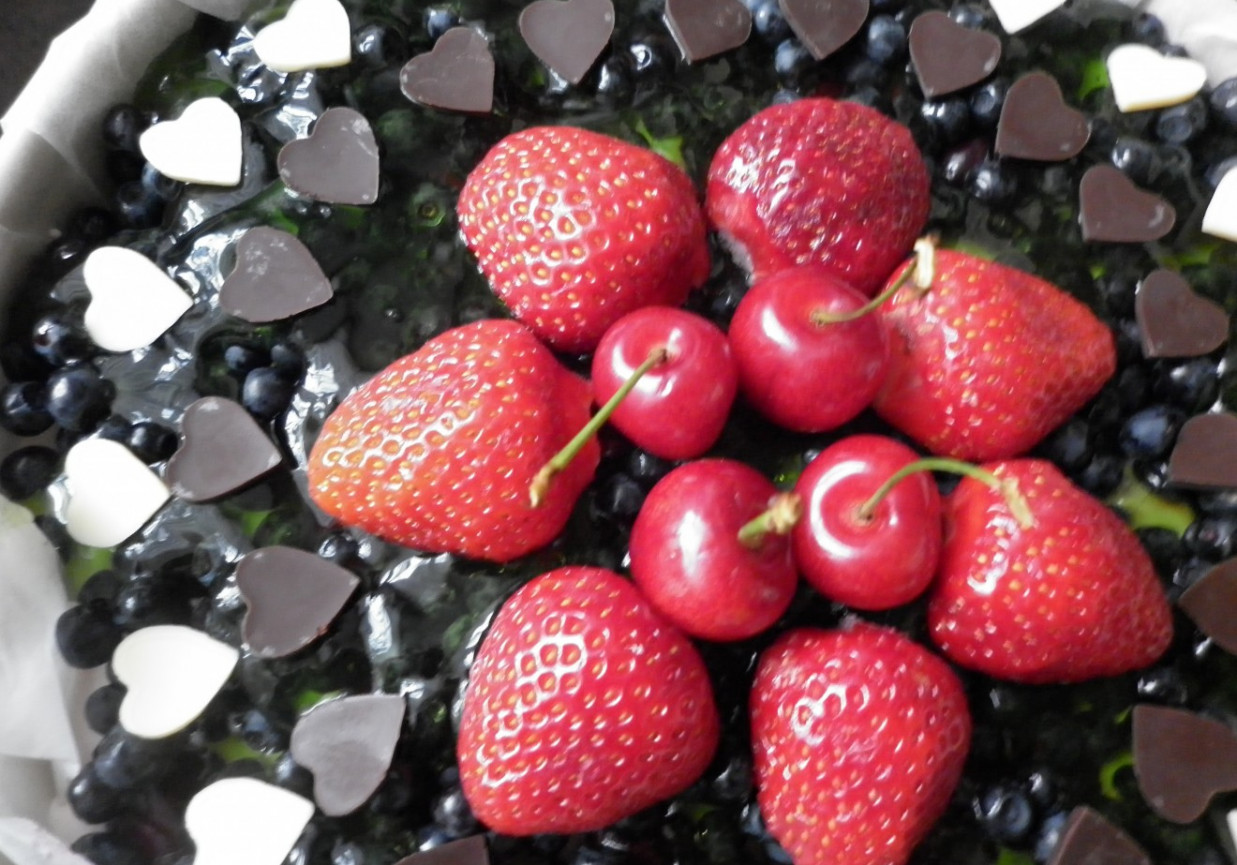 Serniczek na zimno z czereśniami i jagodami ozdobiony czekoladowymi serduszkami :-) foto
