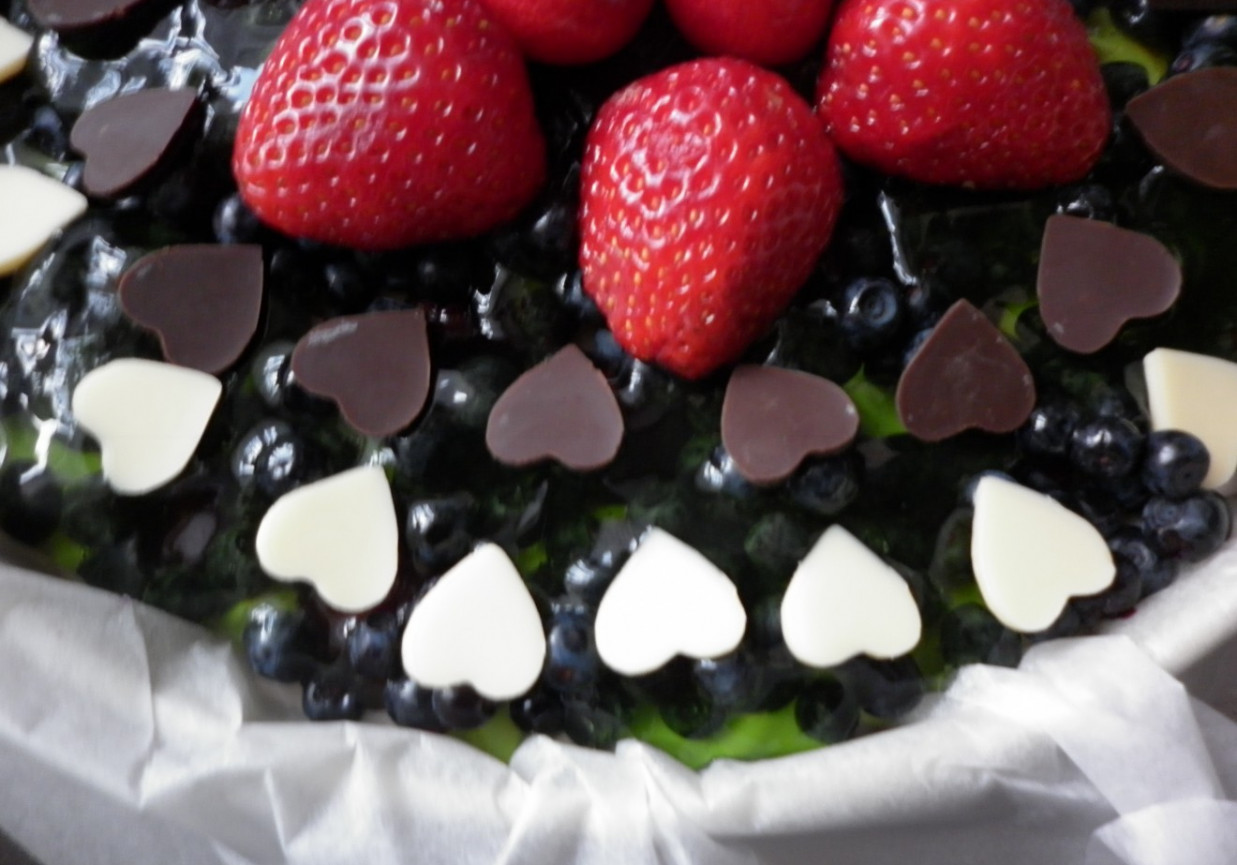 Serniczek na zimno z czereśniami i jagodami ozdobiony czekoladowymi serduszkami :-) foto