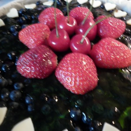 Krok 9 - Serniczek na zimno z czereśniami i jagodami ozdobiony czekoladowymi serduszkami :-) foto