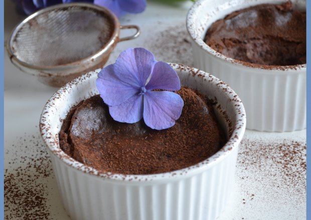 Fotografia przedstawiająca serniczki czekoladowe pieczone w kokilkach