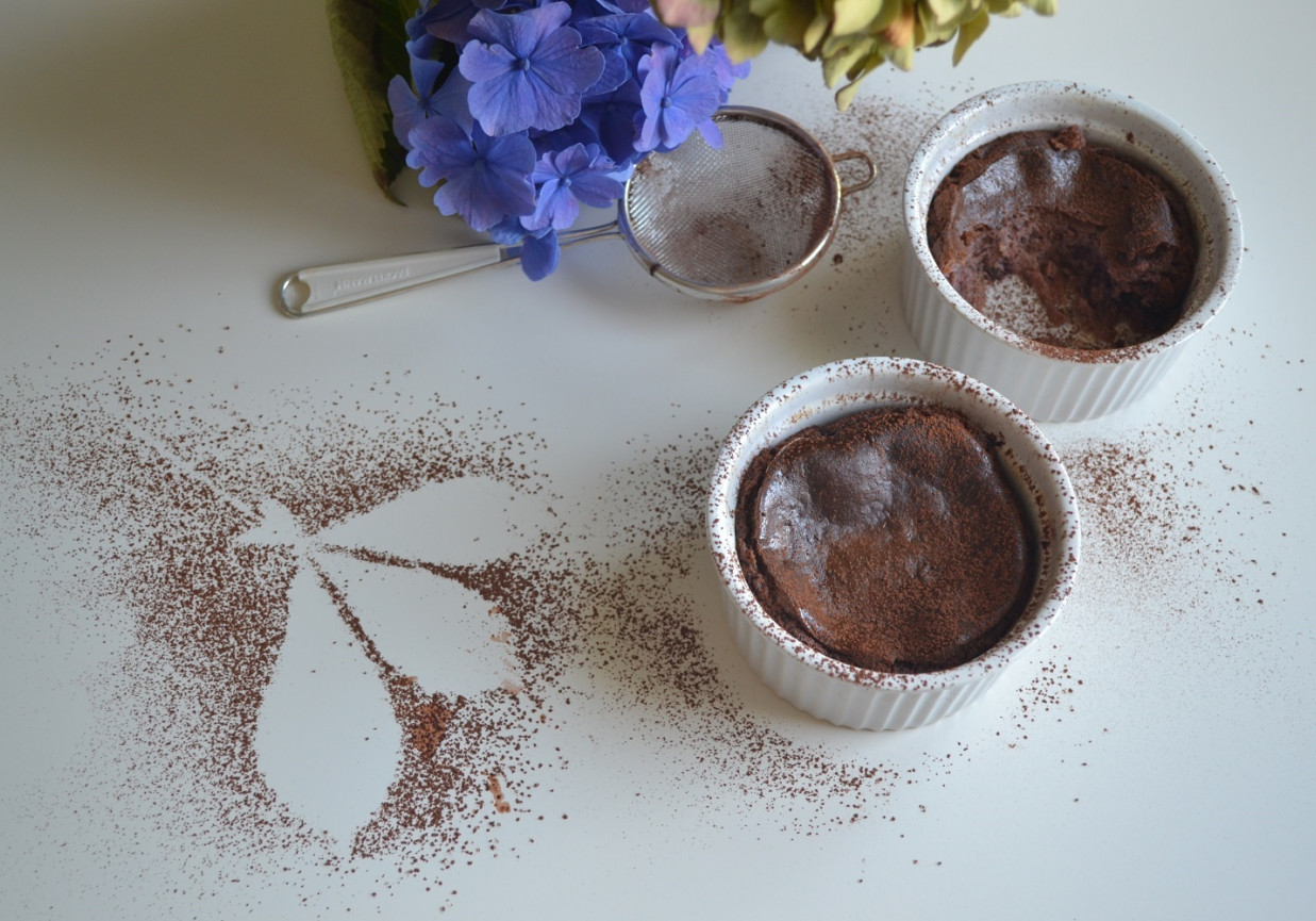 serniczki czekoladowe pieczone w kokilkach foto