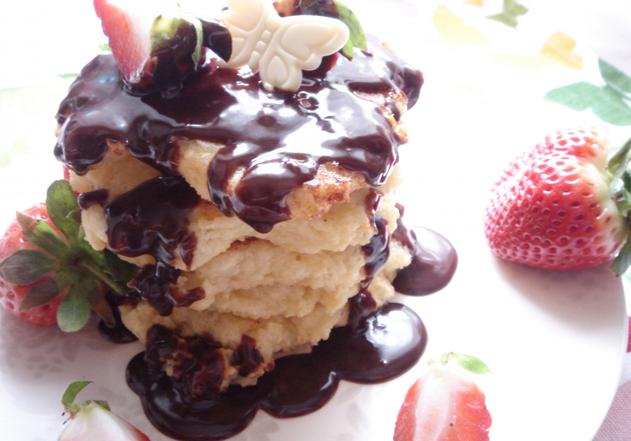 Serniczki z patelni z polewą czekoladową i truskawkami foto