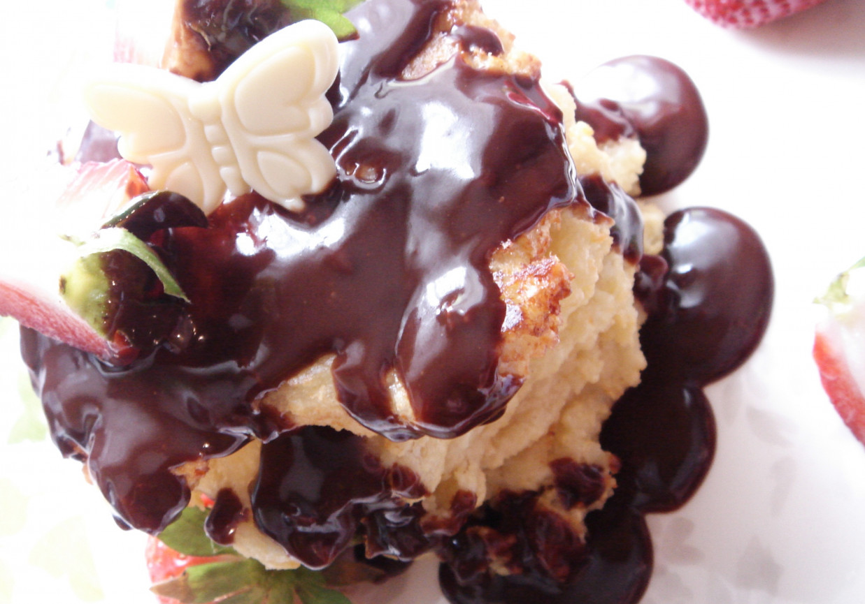 Serniczki z patelni z polewą czekoladową i truskawkami foto