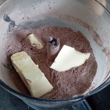Krok 1 - sernik bezowo-chałwowy na czekoladowym spodzie foto