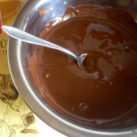 Krok 2 - Sernik czekoladowo orzechowy z malinami foto