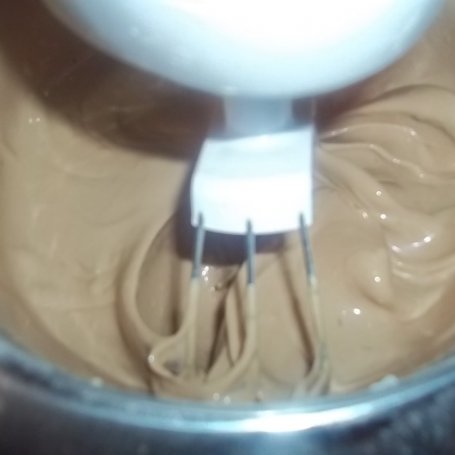 Krok 9 - Sernik czekoladowy na ciasteczkowym spodzie foto