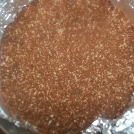 Krok 4 - Sernik czekoladowy na ciasteczkowym spodzie foto