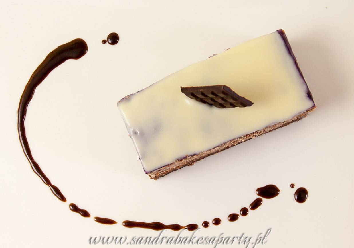Sernik czekoladowy z glazurą z czarnej porzeczki i białej czekolady foto