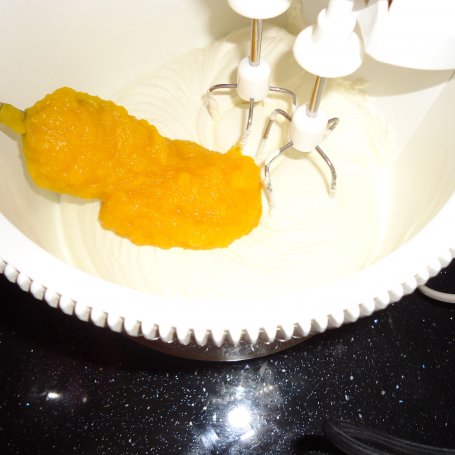 Krok 2 - Sernik dyniowy z nutą pomarańczy na sucharkach foto