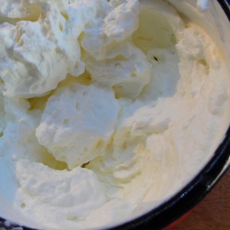 Krok 4 - Sernik jogurtowy z truskawkami foto