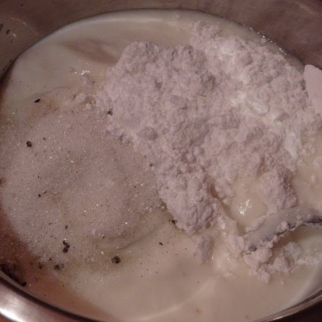 Krok 2 - Sernik jogurtowy z truskawkami foto