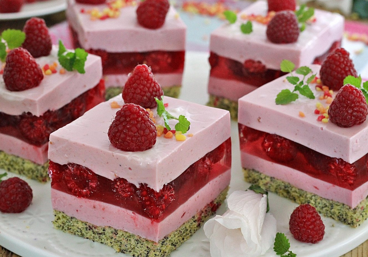 Sernik malinowo makowy foto