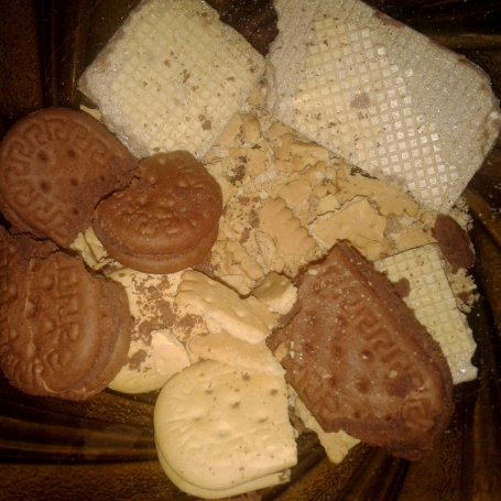 Krok 1 - sernik na ciasteczkowym spodzie ze snickersami foto