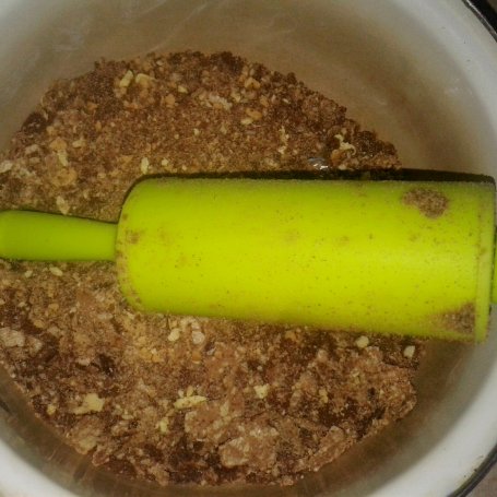 Krok 2 - sernik na ciasteczkowym spodzie ze snickersami foto