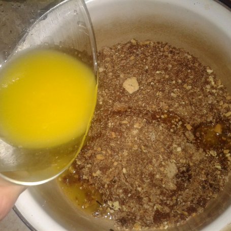 Krok 3 - sernik na ciasteczkowym spodzie ze snickersami foto