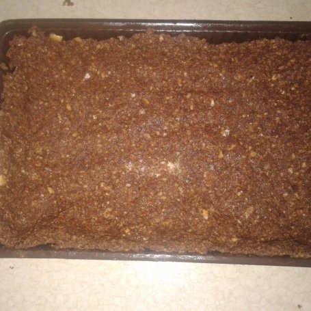Krok 4 - sernik na ciasteczkowym spodzie ze snickersami foto