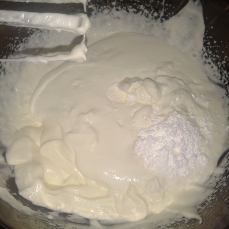 Krok 5 - sernik na ciasteczkowym spodzie ze snickersami foto
