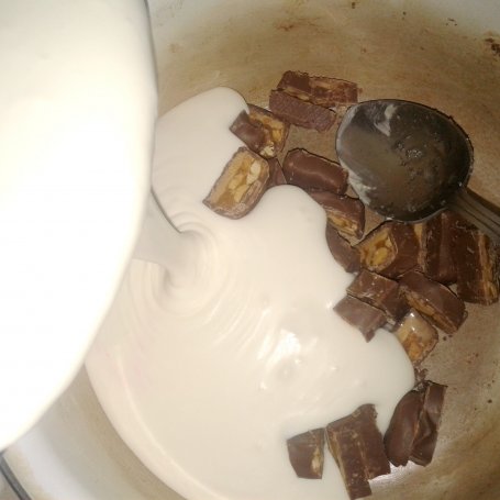 Krok 6 - sernik na ciasteczkowym spodzie ze snickersami foto