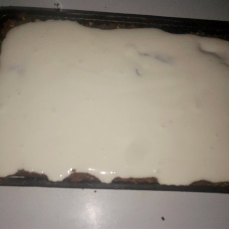 Krok 7 - sernik na ciasteczkowym spodzie ze snickersami foto