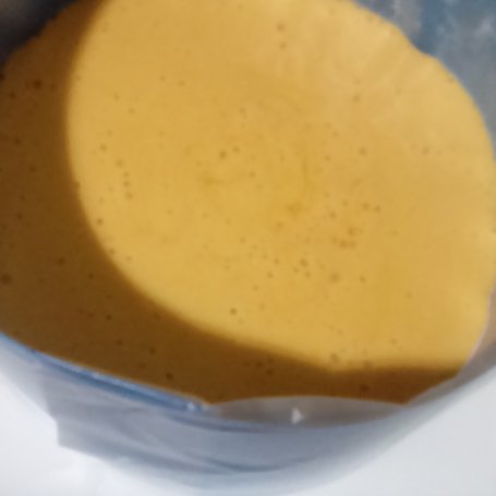 Krok 4 - sernik na jogurtach greckich z musem dyniowo-pomarańczowym foto