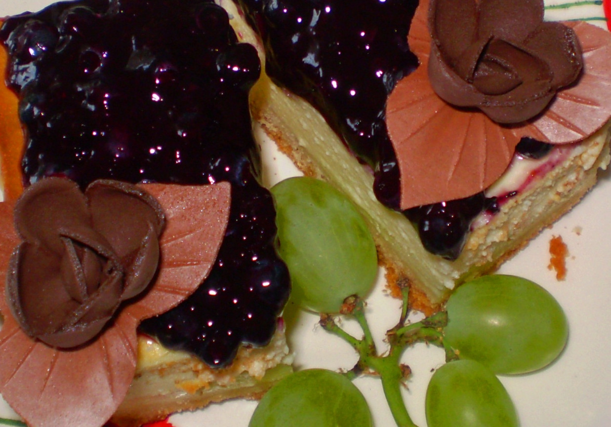 Sernik na kruchym cieście z jagodami: foto