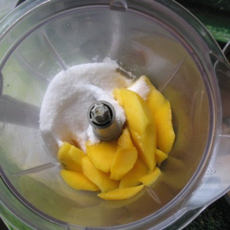 Krok 2 - Sernik na zimno o smaku mango foto