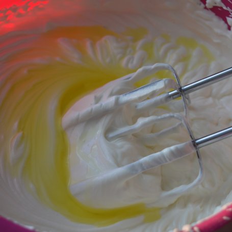Krok 2 - Sernik na zimno z bananami i masą krówkową foto