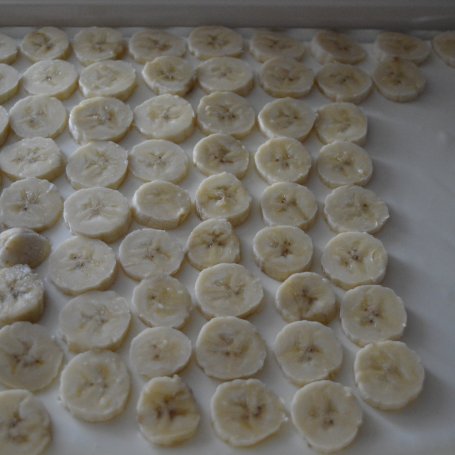 Krok 3 - Sernik na zimno z bananami i masą krówkową foto