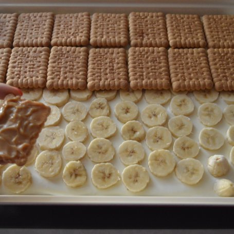 Krok 4 - Sernik na zimno z bananami i masą krówkową foto