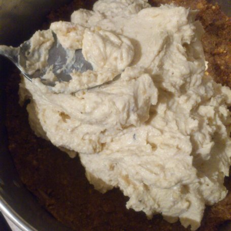 Krok 4 - Sernik na zimno z masłem orzechowym i czekoladową pianką  foto