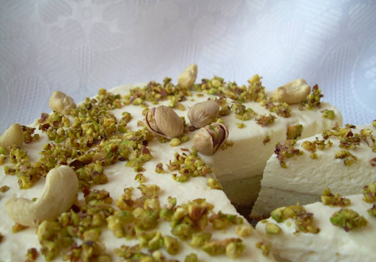 Sernik na zimno z nutą pistacji, orzechów nerkowca i białej czekolady  foto