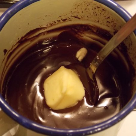 Krok 7 - Sernik na zimno z polewą czekoladową foto