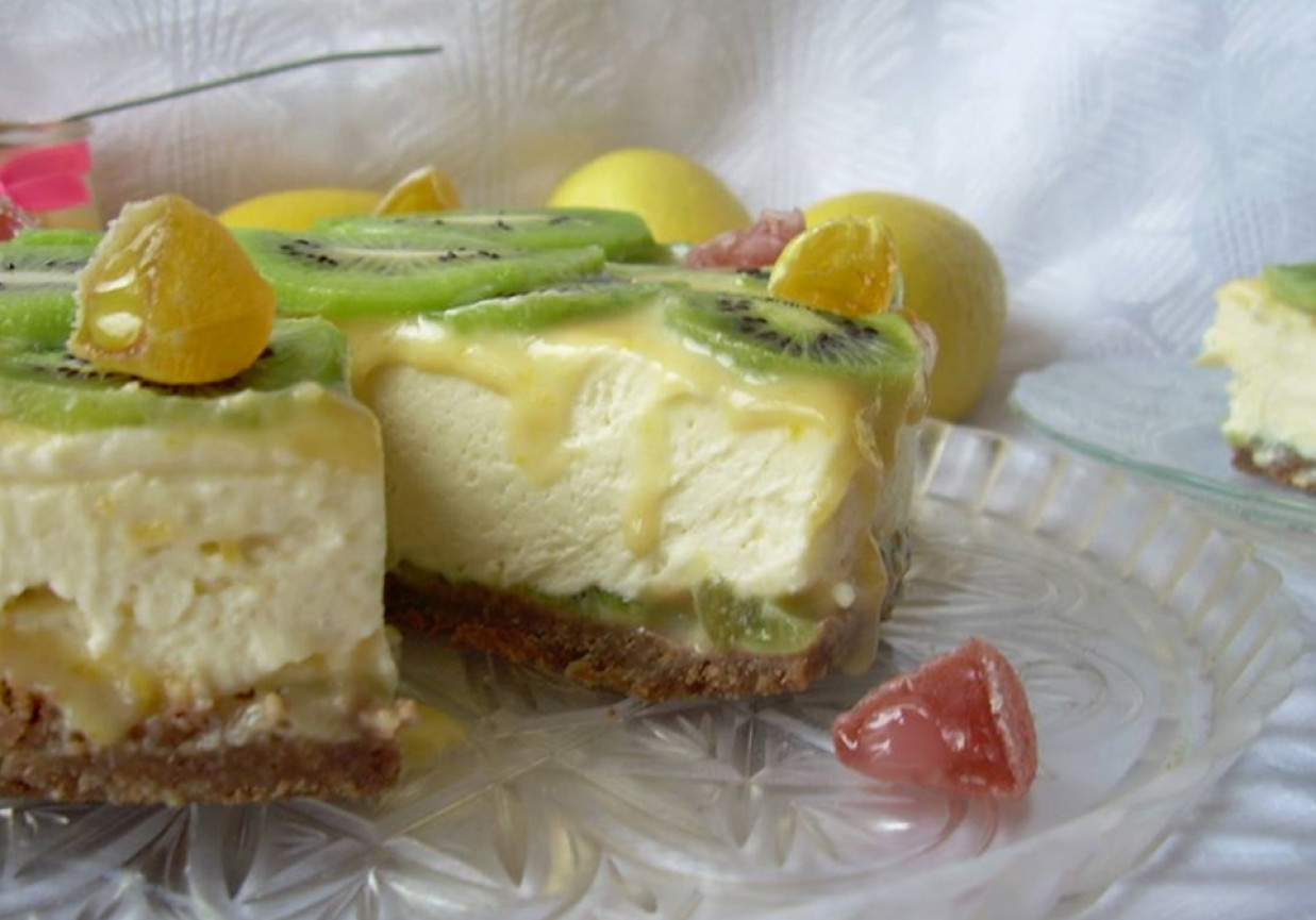 Sernik na zimno z mascarpone, lemon curd, białą czekoladą i kiwi foto