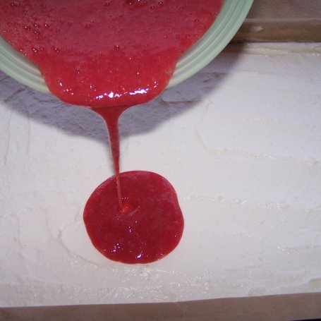 Krok 5 - Sernik na zimno z truskawkami i brzoskwiniami foto
