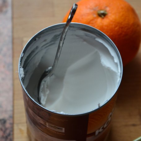 Krok 2 - Sernik na zimno z truskawkami, mleczkiem kokosowym i białą czekoladą foto